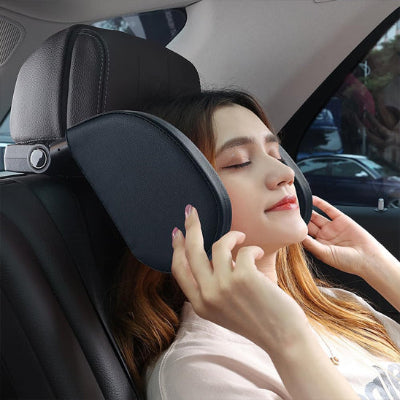 Coussin-pour-voiture-femme-main-sur-coussin-les-yeux-fermés
