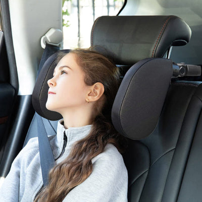 Coussin-pour-voiture-jeune-fille-regarde-vers-le-haut-par-la-fenêtre-de-la-voiture